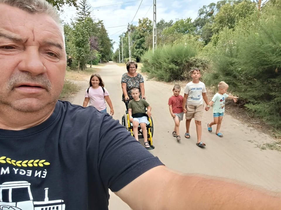 Szelfi séta közben: Zoli az előtérben, mögötte a család apraja-nagyja a földúton